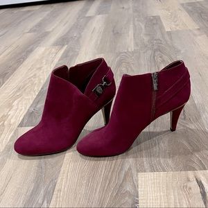 Vince Camuto Vesela almond toe heeled ankle bootie burgundy/maroon size 8.5